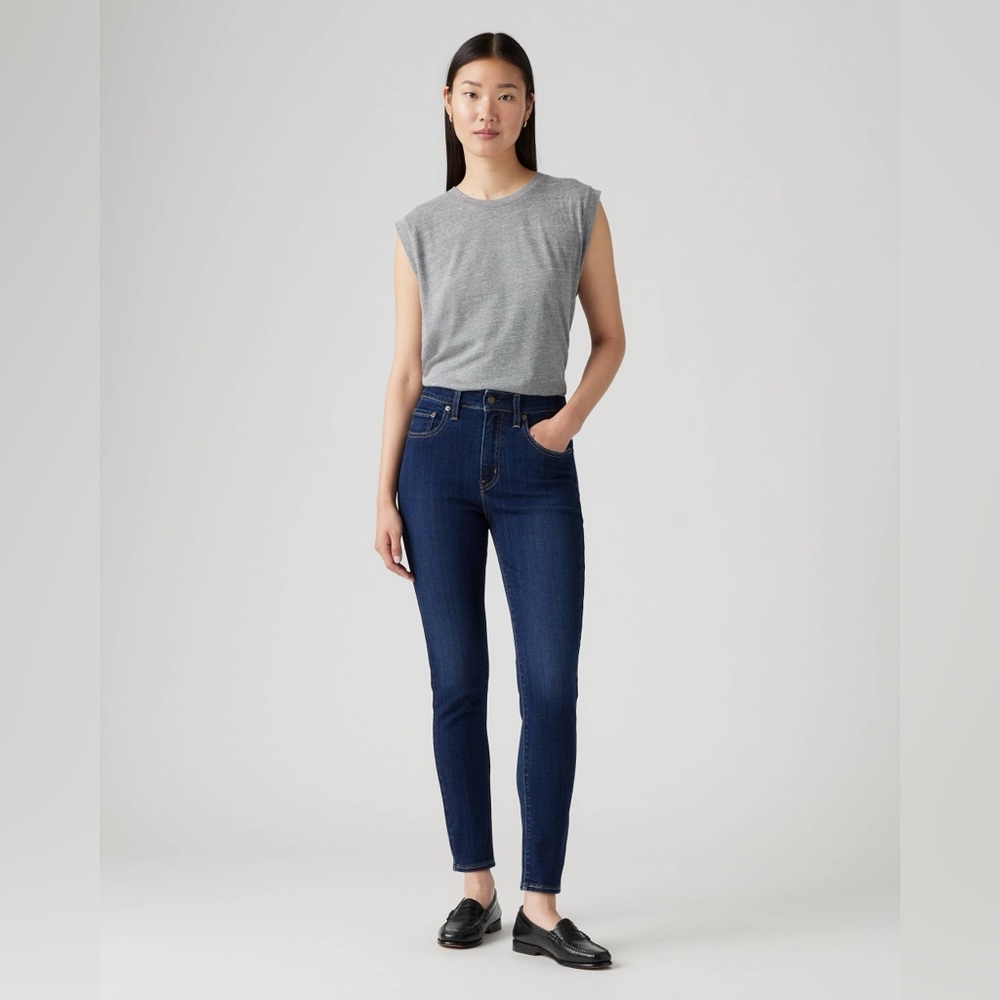 Levi’s 721 High Rise Skinny Dark Wash Size 26